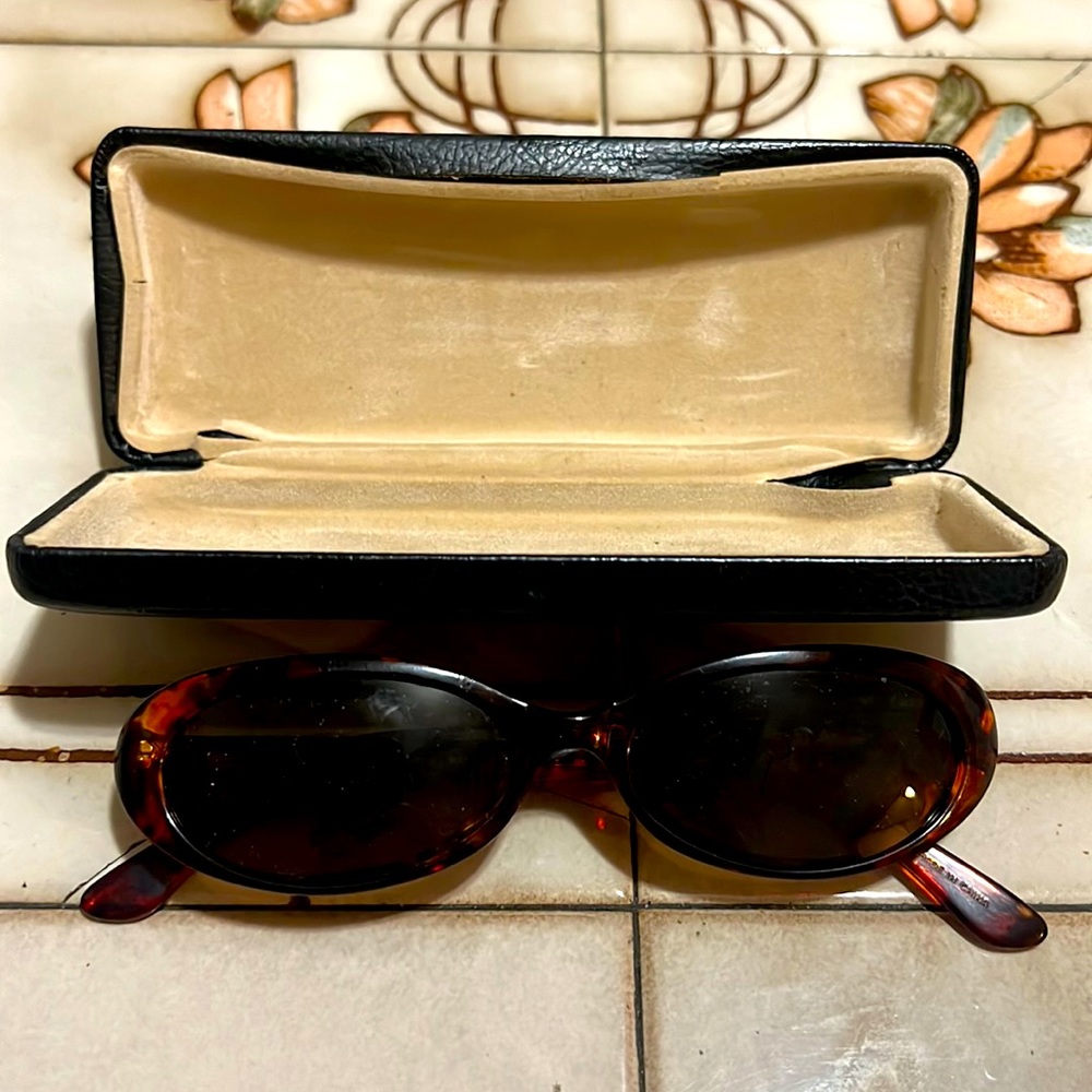I am selling my moms old shades